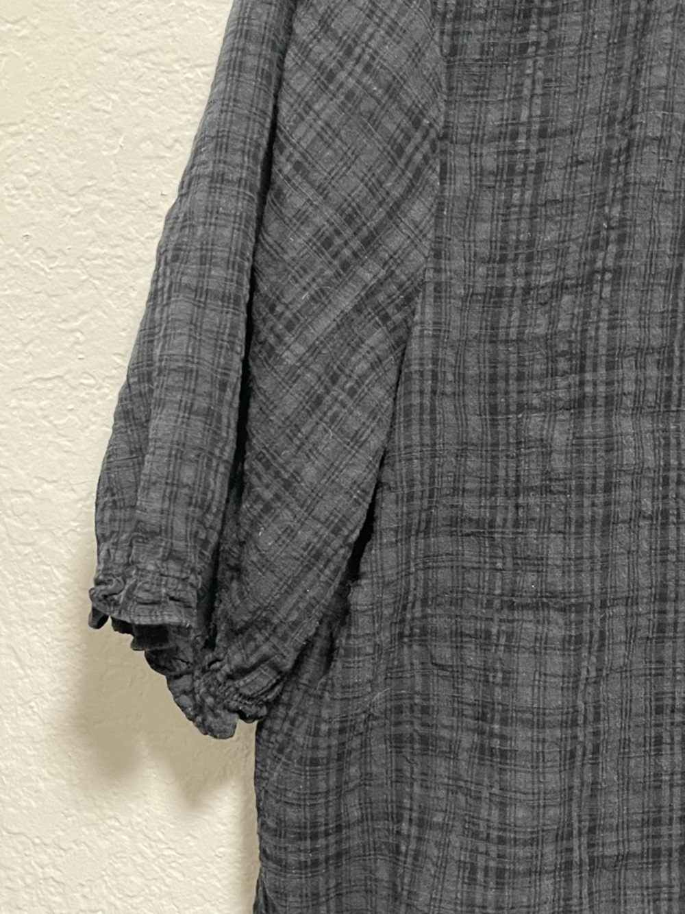 Universal Thread black textured peasant top w gathered neck and sleeve MEDIUM - Picture 3 of 5